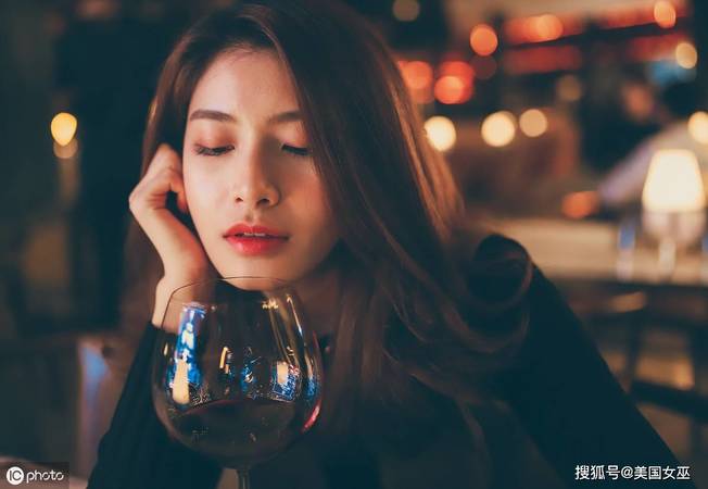 女人在什么時間喝紅酒(女人在什么時間喝紅酒好)