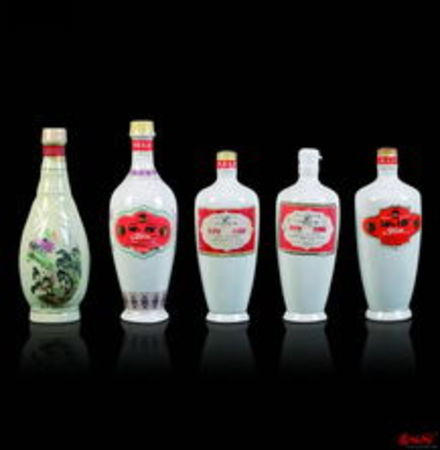 93年花瓷瓶汾酒價格(93年瓷瓶汾酒當(dāng)年是什么價格)