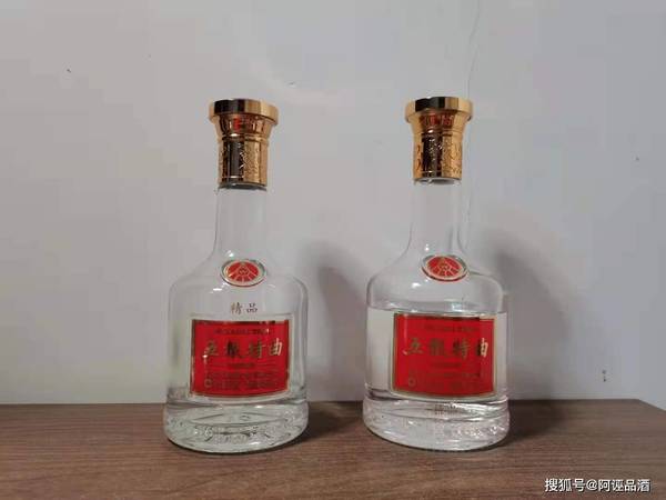 如何辨別五糧液假酒(怎么分辨五糧液真假酒)